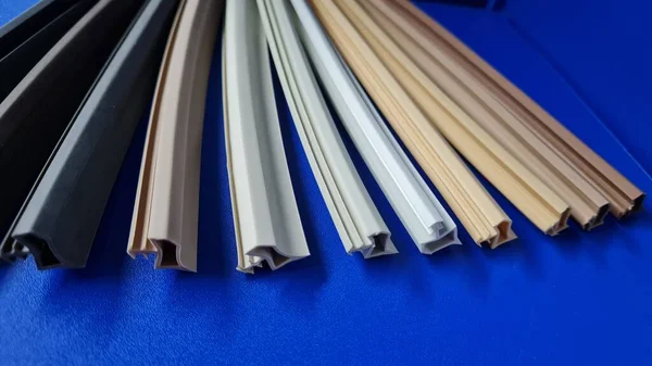 Mavi arka planda termoplastik elastomerden yapılmış çeşitli renklerde kapı kilitleri