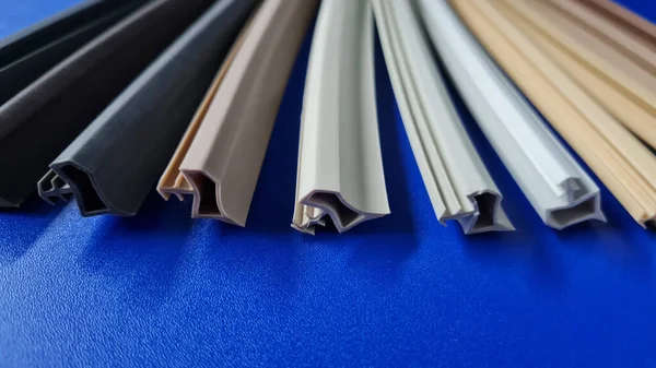 Mavi arka planda termoplastik elastomerden yapılmış çeşitli renklerde kapı kilitleri