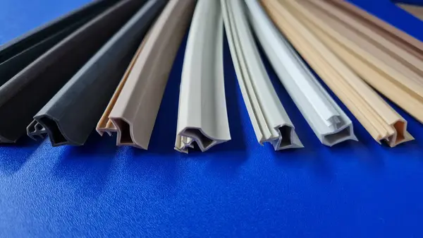 Mavi arka planda termoplastik elastomerden yapılmış çeşitli renklerde kapı kilitleri