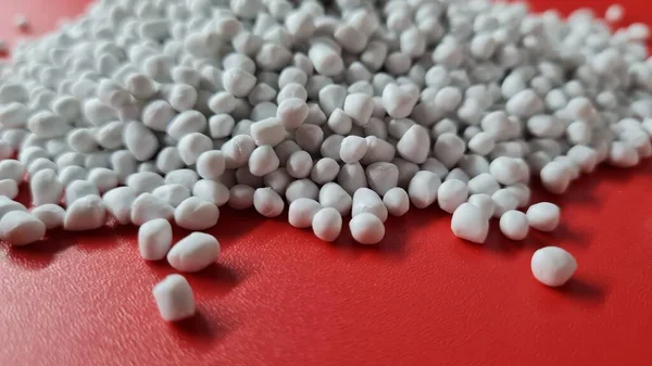 Kırmızı zemin üzerinde beyaz şaheser tanecikleri