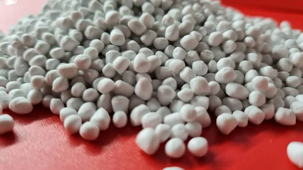 Kırmızı zemin üzerinde beyaz şaheser tanecikleri