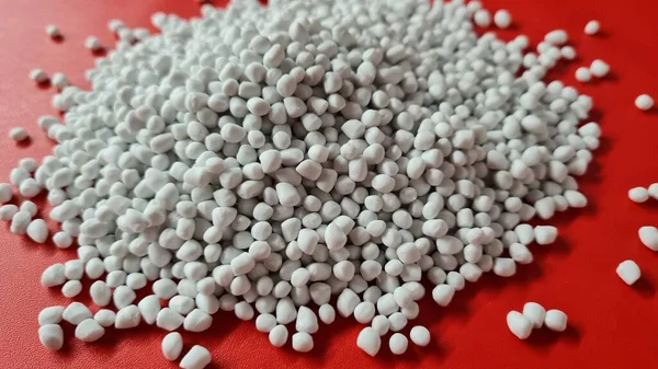 Kırmızı zemin üzerinde beyaz şaheser tanecikleri