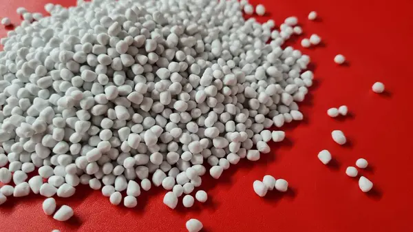 Kırmızı zemin üzerinde beyaz şaheser tanecikleri