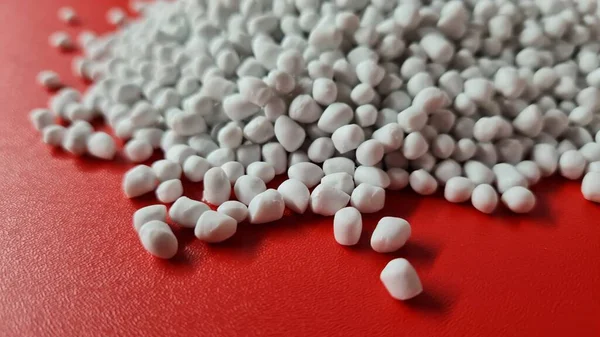 Kırmızı zemin üzerinde beyaz şaheser tanecikleri