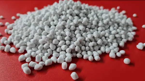 Kırmızı zemin üzerinde beyaz şaheser tanecikleri