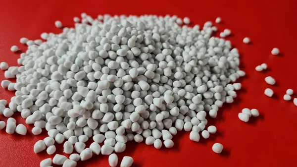 Kırmızı zemin üzerinde beyaz şaheser tanecikleri