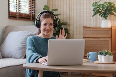 Asyalı kız öğrenci çevrimiçi öğrenim kursu çevrimiçi video dersi Zoom öğretmeni, Mutlu Asyalı kız bilgisayar laptopuyla İngilizce öğreniyor....