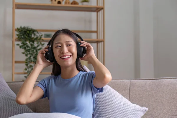 Πορτρέτο Μιας Ευτυχισμένης Νεαρής Ασιάτισσας Που Ακούει Μουσική Ασύρματα Ακουστικά — Φωτογραφία Αρχείου
