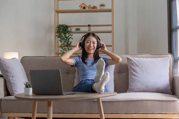 Bilgisayardaki Müzik Uygulamasından Kablosuz Kulaklıkla Müzik Dinleyen Mutlu Bir Asyalı — Stok fotoğraf