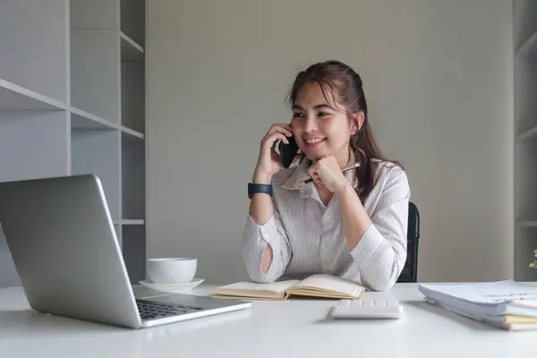 Mujer Negocios Asiática Hablando Teléfono Móvil Trabajando Ordenador Portátil Oficina —  Fotos de Stock