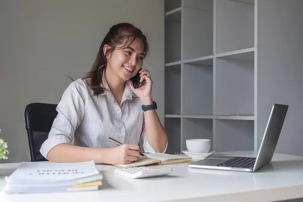 Mujer Negocios Asiática Hablando Teléfono Móvil Trabajando Ordenador Portátil Oficina —  Fotos de Stock