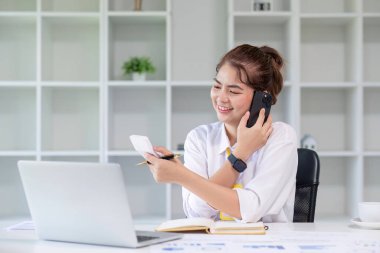 İş kadını, ofis ve iş geçmişinde, vergi, muhasebe, istatistik ve analitik araştırma kavramında matematik finansmanı için hesap makinesi kullanıyor...