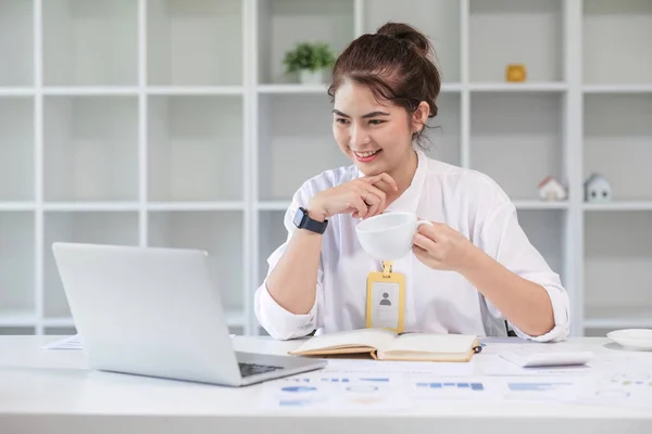 Υπέροχη Νεαρή Επιχειρηματίας Γέλιο Χρησιμοποιώντας Φορητό Υπολογιστή Και Πίνοντας Καφέ — Φωτογραφία Αρχείου
