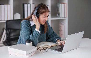 Asyalı kız öğrenci çevrimiçi öğrenim kursu çevrimiçi video dersi Zoom öğretmeni, Mutlu Asyalı kız bilgisayar laptopuyla İngilizce öğreniyor.