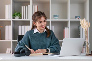 Asyalı kız öğrenci çevrimiçi öğrenim kursu çevrimiçi video dersi Zoom öğretmeni, Mutlu Asyalı kız bilgisayar laptopuyla İngilizce öğreniyor.