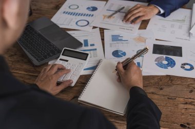 İş Adamları Toplantısı, gelecek ay kaliteyi artırmak için dizüstü bilgisayar, hesap makinesi, defter ve borsa çizelgesi kullanarak olacak. Konferans Kurumu Konsepti