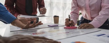 İş Adamları Toplantısı, gelecek ay kaliteyi artırmak için dizüstü bilgisayar, hesap makinesi, defter ve borsa çizelgesi kullanarak olacak. Konferans Kurumu Konsepti