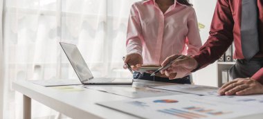 Toplantı odasındaki mali raporun analizi ve tartışılması için Asyalı iş danışmanı toplantısı. Yatırım Danışmanı, Mali Danışman