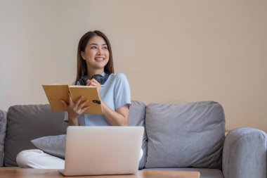 Asyalı kız öğrenci çevrimiçi öğrenim kursu çevrimiçi video dersi Zoom öğretmeni, Mutlu Asyalı kız bilgisayar laptopuyla İngilizce öğreniyor