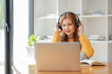 Asyalı kız öğrenci çevrimiçi öğrenim kursu çevrimiçi video dersi Zoom öğretmeni, Mutlu Asyalı kız bilgisayar laptopuyla İngilizce öğreniyor..