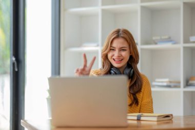 Asyalı kız öğrenci çevrimiçi öğrenim kursu çevrimiçi video dersi Zoom öğretmeni, Mutlu Asyalı kız bilgisayar laptopuyla İngilizce öğreniyor..