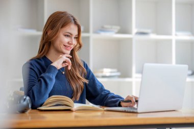 Asyalı kız öğrenci çevrimiçi öğrenim kursu çevrimiçi video dersi Zoom öğretmeni, Mutlu Asyalı kız bilgisayar laptopuyla online dil öğreniyor..