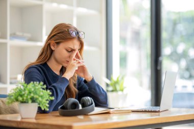 Genç Asyalı kadın öğrenme çalışmasına hazırlanıyor. İnternetteki Zoom adlı videoyu dinleyin. Google uyuşmazlıkla tanışın..