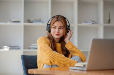 Asyalı kız öğrenci çevrimiçi öğrenim kursu çevrimiçi video dersi Zoom öğretmeni, Mutlu Asyalı kız bilgisayar laptopuyla İngilizce öğreniyor..