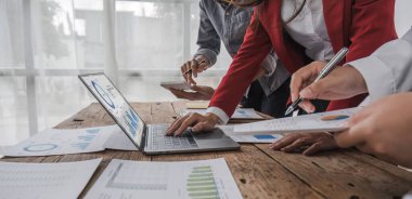 Toplantı odasındaki mali raporun analizi ve tartışılması için Asyalı iş danışmanı toplantısı. Yatırım Danışmanı, Mali Danışman ve Muhasebe Konsepti.