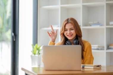 Asyalı kız öğrenci çevrimiçi öğrenim kursu çevrimiçi video dersi Zoom öğretmeni, Mutlu Asyalı kız bilgisayar laptopuyla İngilizce öğreniyor..