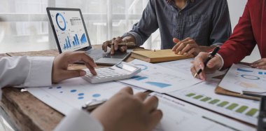 İş Adamları Toplantısı, gelecek ay kaliteyi artırmak için dizüstü bilgisayar, hesap makinesi, defter ve borsa çizelgesi kullanarak olacak. Konferans Kurumu Konsepti.