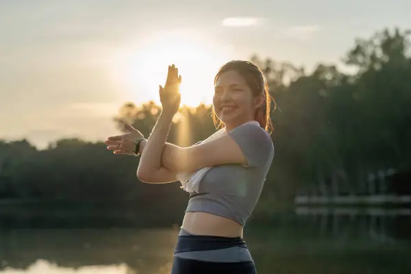 Jonge Aziatische Vrouw Traint Voor Een Fitness Sessie Het Park — Stockfoto