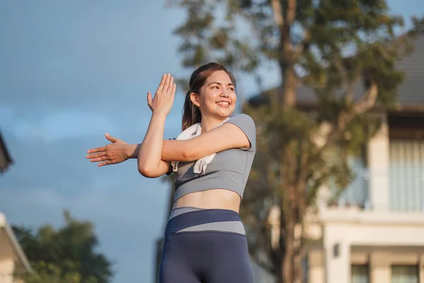 Jonge Aziatische Vrouw Traint Voor Een Fitness Sessie Het Park — Stockfoto