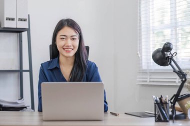 İş kadını, ofis ve iş geçmişinde, vergi, muhasebe, istatistik ve analitik araştırma kavramında matematik finansmanı için hesap makinesi kullanıyor...