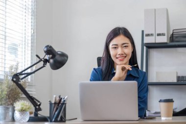 İş kadını, ofis ve iş geçmişinde, vergi, muhasebe, istatistik ve analitik araştırma kavramında matematik finansmanı için hesap makinesi kullanıyor...