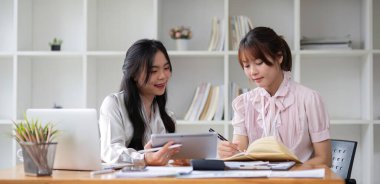 İki işadamı ofis işletmecisi proje stratejisini modern mali veri raporunda iş arkadaşlarıyla tartıştı.