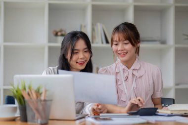 İki işadamı ofis işletmecisi proje stratejisini modern mali veri raporunda iş arkadaşlarıyla tartıştı.