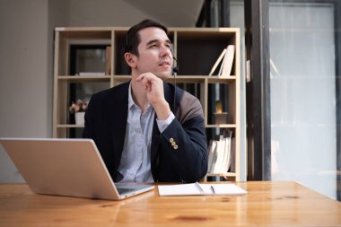 Ofiste oturan çağrı merkezi operatörü veya müşteri hizmetleri temsilcisi Teknik Destek Satış Temsilcisi.