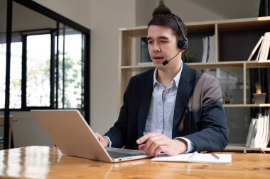 Ofiste oturan çağrı merkezi operatörü veya müşteri hizmetleri temsilcisi Teknik Destek Satış Temsilcisi.