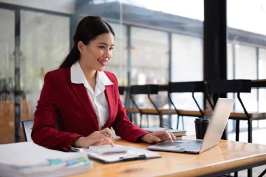 İş kadını, ofis ve iş geçmişinde, vergi, muhasebe, istatistik ve analitik araştırma kavramında matematik finansmanı için hesap makinesi kullanıyor..