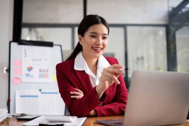 İş kadını, ofis ve iş geçmişinde, vergi, muhasebe, istatistik ve analitik araştırma kavramında matematik finansmanı için hesap makinesi kullanıyor...