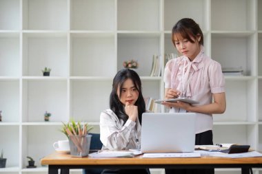 İki işadamı ofis işletmecisi proje stratejisini modern mali veri raporunda iş arkadaşlarıyla tartıştı.