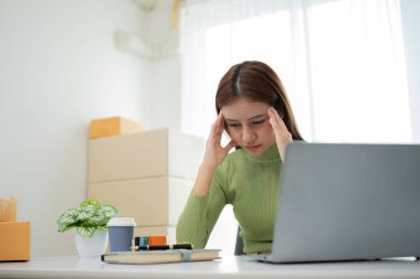 Küçük işletmeler, Girişim KOBİ, Girişimciler. İnternetten alışveriş yapan Asyalı bir kadın ağlıyor ve mutsuz bir yüz ifadesi takınıyor...