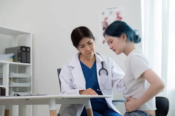 Senior Medical Officer Senior Asian Woman Helps Discuss Medical Test — Stock Photo, Image