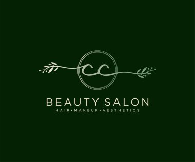 İlk olarak CC kadınsı logo koleksiyonu şablonu. İmzalı el yazısı logosu, düğün, moda, mücevher, butik, çiçek ve botanik herhangi bir şirket için yaratıcı şablona sahip.