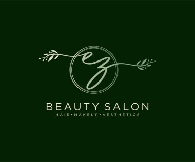İlk EZ kadın logo koleksiyonu şablonu. İmzalı el yazısı logosu, düğün, moda, mücevher, butik, çiçek ve botanik herhangi bir şirket için yaratıcı şablona sahip.