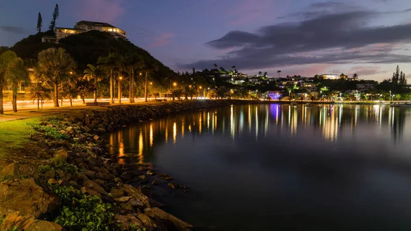Noumea şehrinin gece manzarası