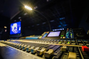 DJ karıştırma konsolu ile elektronik karıştırıcı