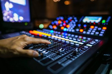 Dj bir bilgisayar karıştırıcı ile karıştırma konsolu