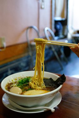 Ramen eriştesinin mutfak fotoğrafı.